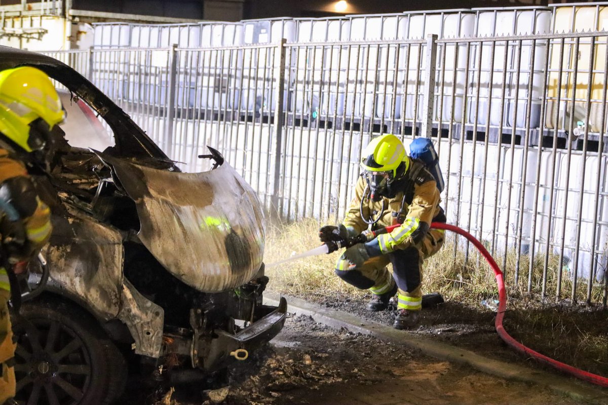 Bestelbus in brand in IJmuiden