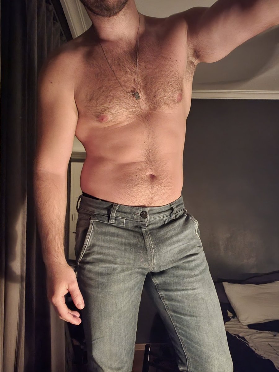 bara_scorpion's tweet photo. Jeans lover indeed... #jeansbulge #jeans #bulging https://t.co/DMbPKAD2es