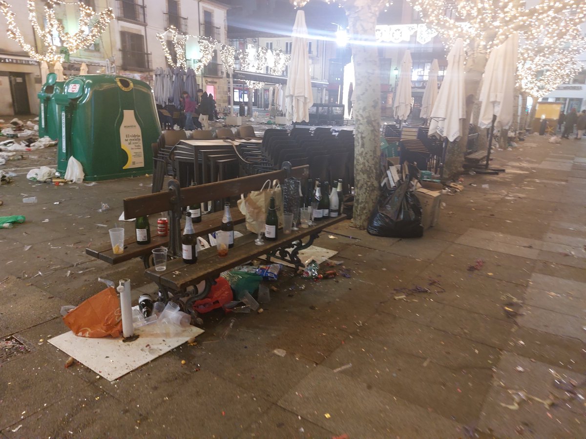 ASDEN_Soria's tweet image. Estas 📸 📸  son un clásico en las NocheBuena y NocheVieja de #Soria, por muchos contenedores que se pongan pocas personas recogen sus botellas.
En 2025 se solucionará si se implementa el sistema de depósito, devolución y retorno de envases #SDDR, tal y como establece la Ley.