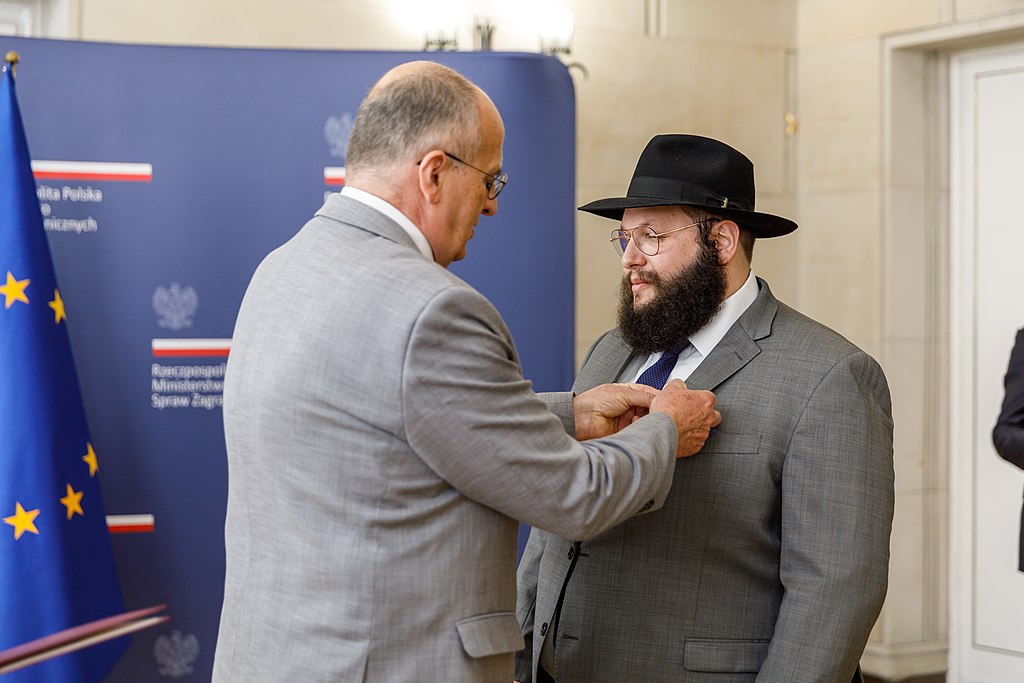 BalcerekJozef's tweet photo. @TeryAsic1 I dostał odznaczenie (#BeneMerito) od PiS ministra Rau (MSZ) za "działalność wzmacniającą pozycję Polski na arenie międzynarodowej".
Takie same odznaki za to samo, w 2021 otrzymali: Symcha Keller i Colette Avital (#Izrael). Na zdjęciach: https://t.co/h2rIipgCes