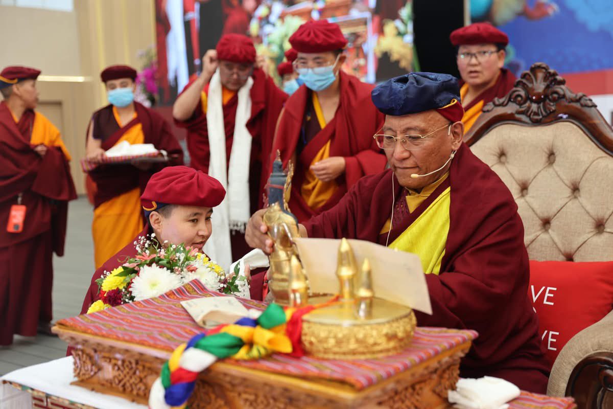 A deeply moving and blissful moment as Gyalwang Drukpa graced us with his presence on the last day of the 10th Annual Drukpa Council, ushering in 2025 together with the Drukpa Sangha from around the world. 

#annualdrukpacouncil