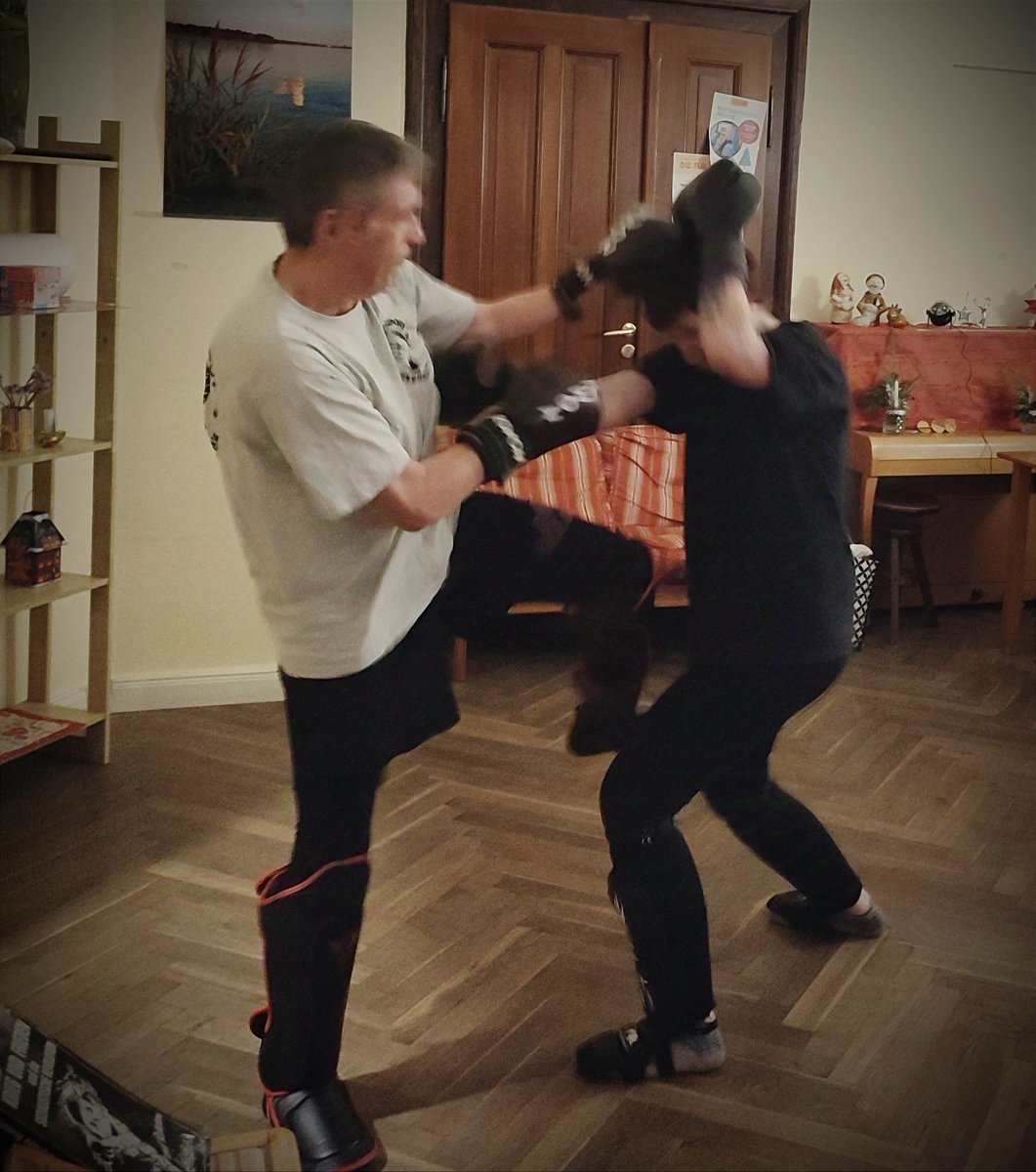 jorg_weidemann's tweet image. Euch allen ein kämpferisches #2025newyear (Foto vom Show-#Boxkampf im Kulturprogramm  der #MLPD-Silvesterfeier)