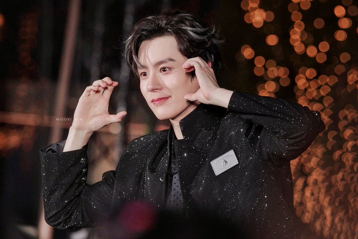 เกอเก่อหล่อไม่ไหว 🤭✨️
คนกลับละแต่รูปไม่หมด🤣🤣 
#WeiZhemingCOUNTDOWNatICONSIAM
#WeiZheMing
#เว่ยเจ๋อหมิง
#魏哲鸣Miles 
#魏哲鸣  #MilesWei