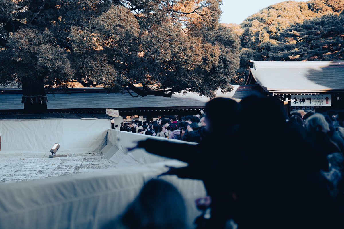hakuharu100's tweet photo. 🎍あけましておめでとうございます🎍

長男と明治神宮へ初詣
お賽銭投げて、お祈りして🙏
お守り買って
無事合格しますよーに！

今年もよろしくお願いします😁
楽しみながらなんでもやる！ https://t.co/J3LC0cRa7l