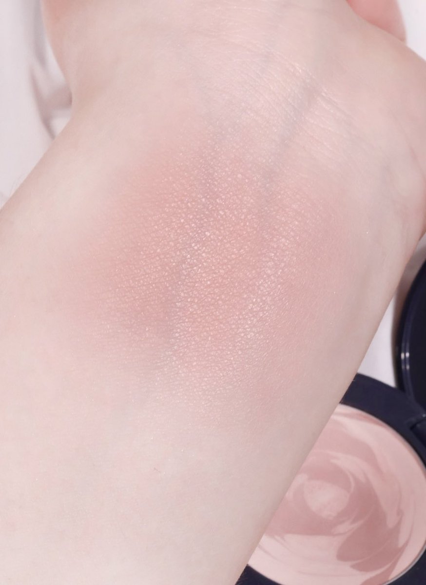 cosloveryn3's tweet image. 요즘 제일 좋아하는 홍차베이지 블러셔..☕️
케이트 카페라떼 블러셔 로즈라떼

부드러운 홍차밀크티 컬러감으로
질감도 보드럽고 볼에 올리면 뽀샤시해져요

섀도우 블러셔 톤온톤으로 맞춰 발라주면
분위기 있어보이고 광대에 살살 넣어서
차분한 무드로 만들어주기 딱임..🥀