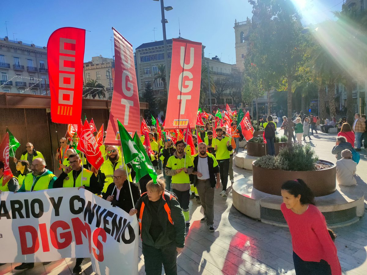 #UGTPV 
🚑 POR UN CONVENIO DIGNO 🚑
El sector de Ambulancias continúa en huelga. Rafa Gil, presidente del Comité de Empresa de Ambulancias AYUDA, expone la difícil situación del sectoe y sin avances en las negociaciones.
ℹ️👉 ONDA CERO surl.li/bngpuw