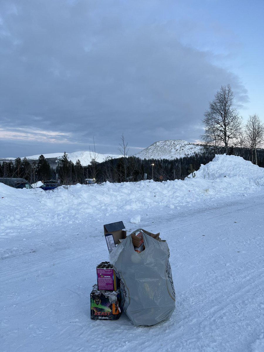 Kansallispuiston maisemissa parkkipaikalta reilu muovipussillinen ilotuliteroskaa. Pidetään yhdessä luonto puhtaana.
#uusivuosi #ilotulitteet