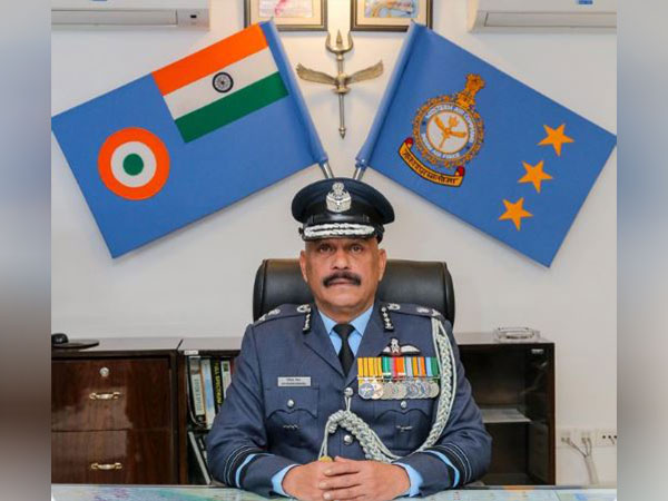 ani_digital's tweet photo. Air Marshal Jeetendra Mishra assumes command of IAF's Western Air Command on New year
Read @ANI Story | https://t.co/UDwXWEWVqo
#JeetendraMishra #IAF #WesternAirCommand https://t.co/2givDuID8T