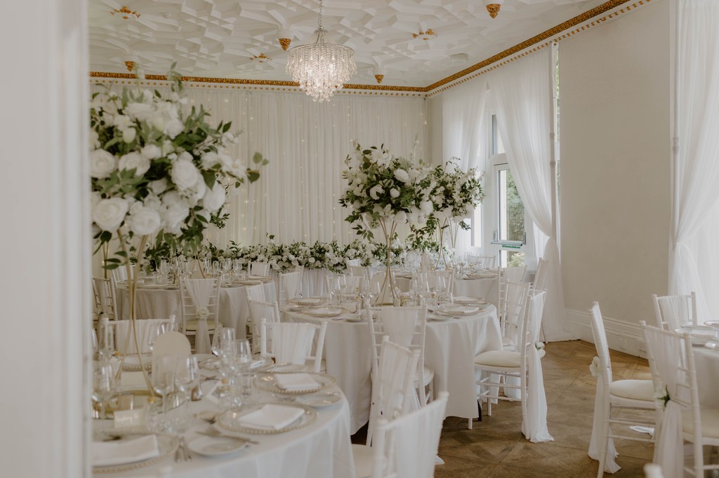 A beautiful neutral Ballroom ☁️

📸 @anitakphotography

We can’t wait to show you Highley Manor! Send us a message or email us at weddings@highleymanor.co.uk to book your tour. We’re excited to hear from you and start planning your dream wedding! 
. . .