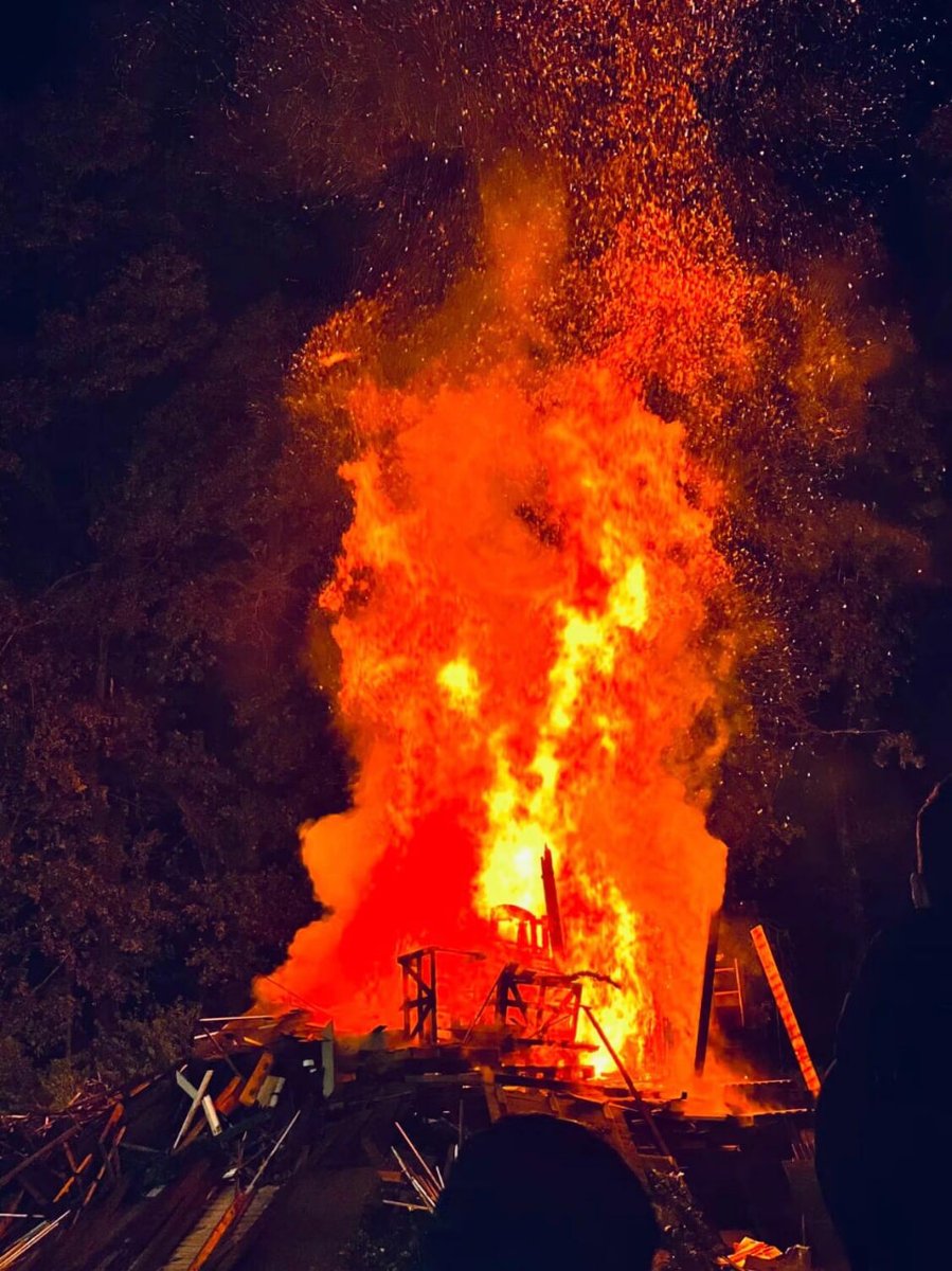 Yesterday, we happily celebrated the end of 2024 and welcomed the new year 2025.🤭🤍🇬🇧🎆