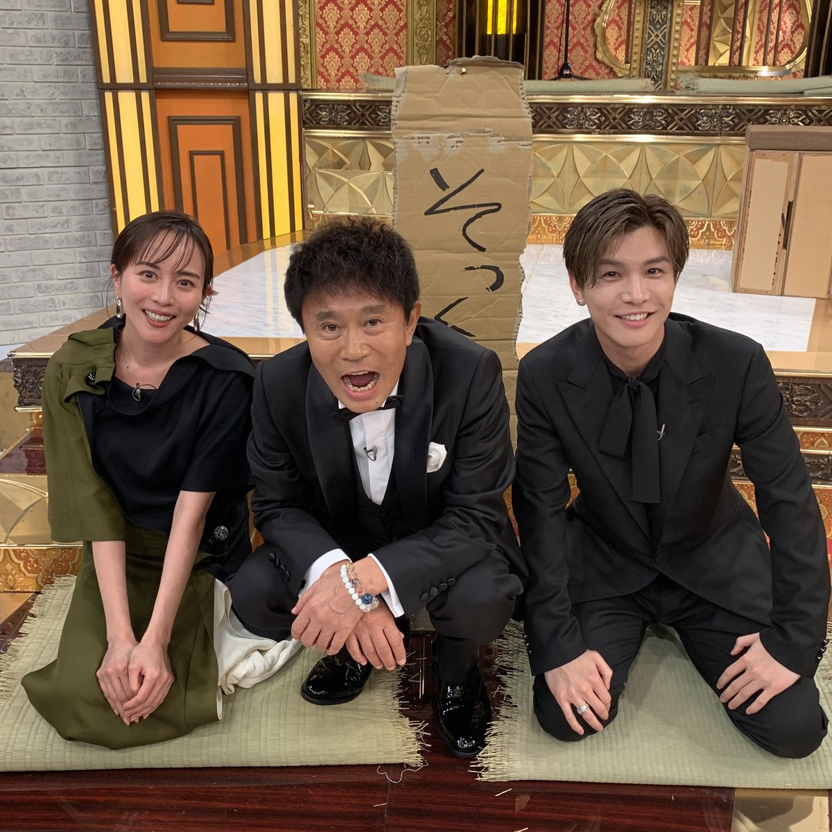 drama_myfiction's tweet photo. #芸能人格付けチェック を
ご覧いただいた皆様
ありがとうございました .′ .′

#チームフォレスト は
〖そっくりさん〗という結果でしたが
たくさん初笑いを頂きました😂

最後に、格付けマスターの浜田さんと📸ˊ˗

#日10ドラマ #フォレスト
𝟭/𝟭𝟮(日)よる𝟭𝟬:𝟭𝟱 𝗦𝗧𝗔𝗥𝗧
#比嘉愛未 #岩田剛典 https://t.co/6rcexDhDwa