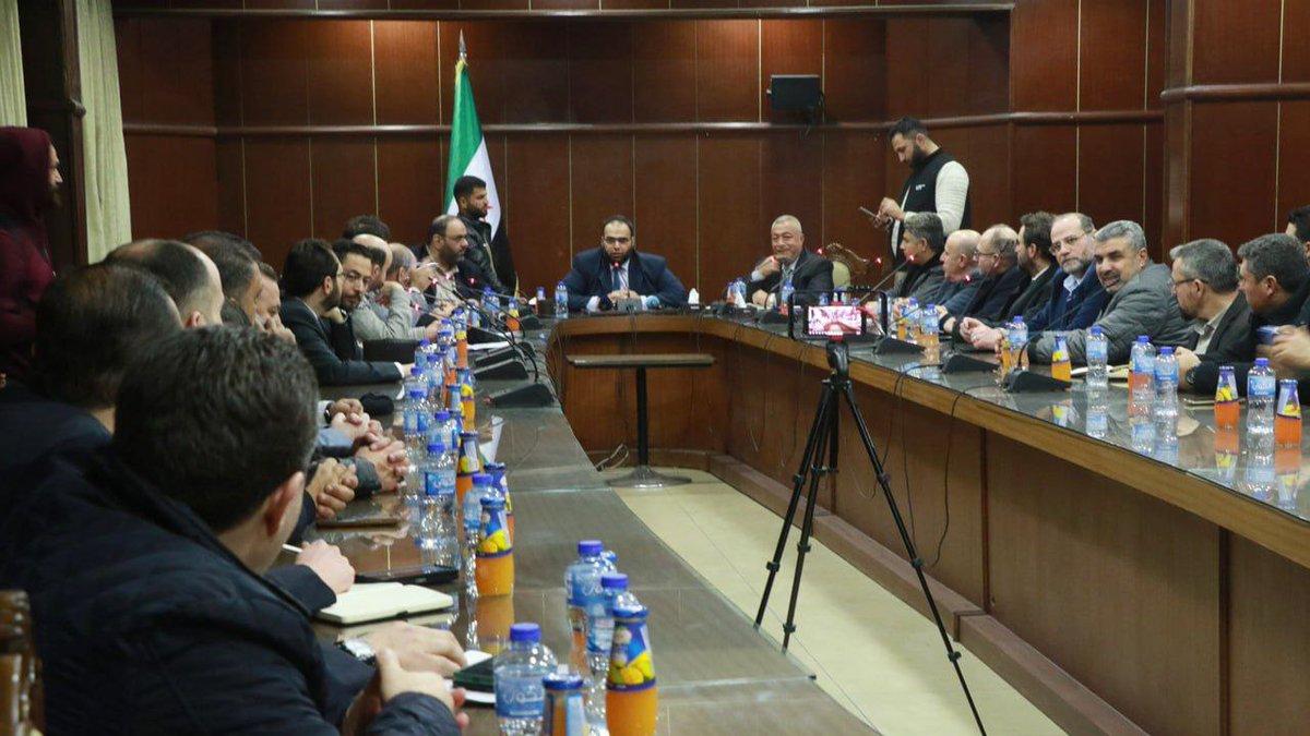 صناعيو #دمشق وريفها: وعود حكومية بتخفيض الرسوم #الجمركية ومعالجة مشكلات #الطاقة بحلول 2025
خلال اجتماع جمع صناعيي دمشق وريفها بوزير #الاقتصاد، عرض الصناعيون أبرز المشكلات التي تعيق عملهم مؤكدين أهمية إيجاد حلول لدعم #الصناعة المحلية وتعزيز #التنمية الاقتصادية