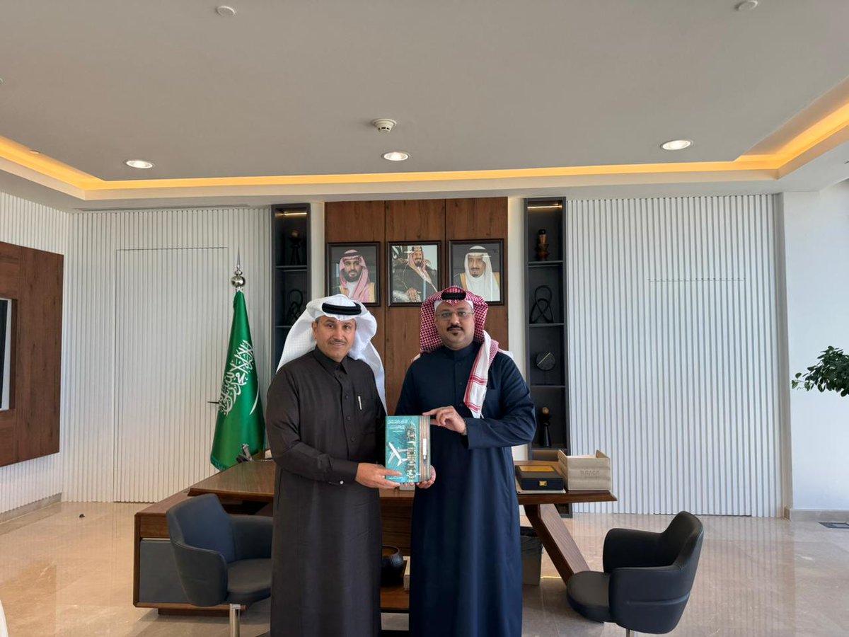 تشرفت اليوم بلقاء معالي المهندس صالح بن ناصر الجاسر وزير النقل والخدمات اللوجستية سلّمه الله واهداءه نسخة من كتابي (الاستراتيجية الوطنية للنقل والخدمات اللوجستية قوة اقتصادية قادمة) الحديث مع معاليه دائماً ما يأخذنا إلى بعيد في سماء تطور منظومة النقل والخدمات اللوجستية حيث