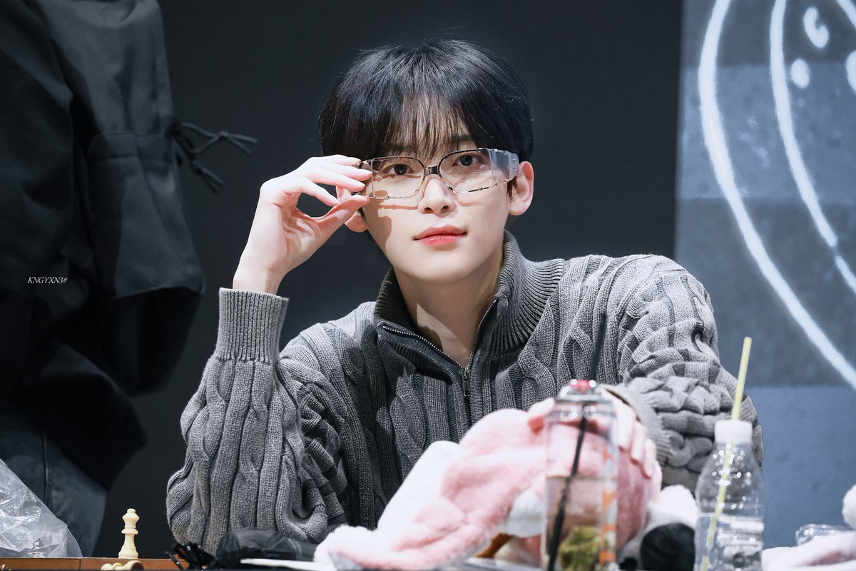 241227 메이크스타 팬싸 HQ

레전드 미남…🥽
<a href="/CRAVITY_twt/">CRAVITY</a> 

 #크래비티 #CRAVITY
 #구정모 #정모 #ジョンモ 
 #KOOJUNGMO #JUNGMO