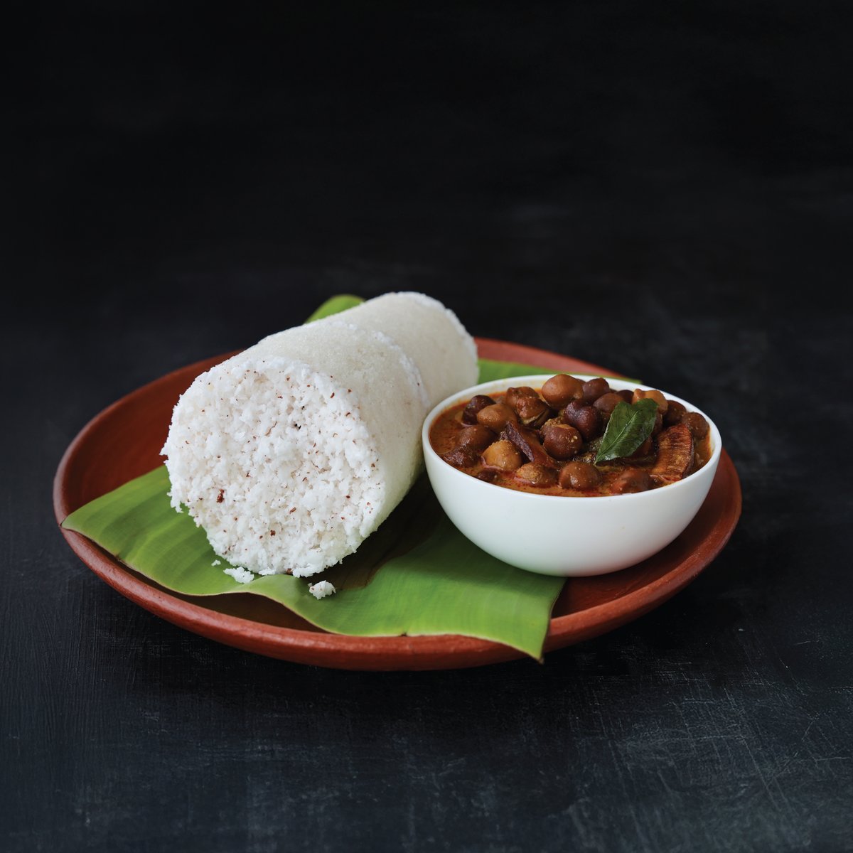 KeralaTourism's tweet image. Start your New Year resolution right with Puttu and Kadala Curry – a protein-packed, fiber-rich breakfast that fuels your fitness goals while satisfying your taste buds. Perfect for a healthy, energetic start to 2025!

#NewYearResolution #Fitness #KeralaCuisine #KeralaTourism