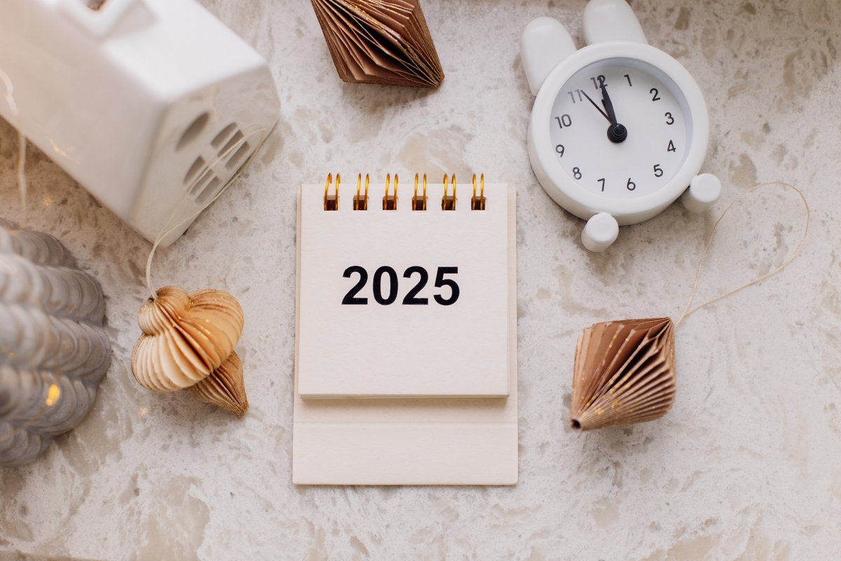 Hoy empieza un año que deseamos sea próspero y feliz para todos vosotros. Tenemos la agenda llena de proyectos, planes y energía. Ojalá que nos acompañe la suerte. ¿Cuál es vuestro propósito de año nuevo? 

#Feliz2025 #EnergiaPositiva