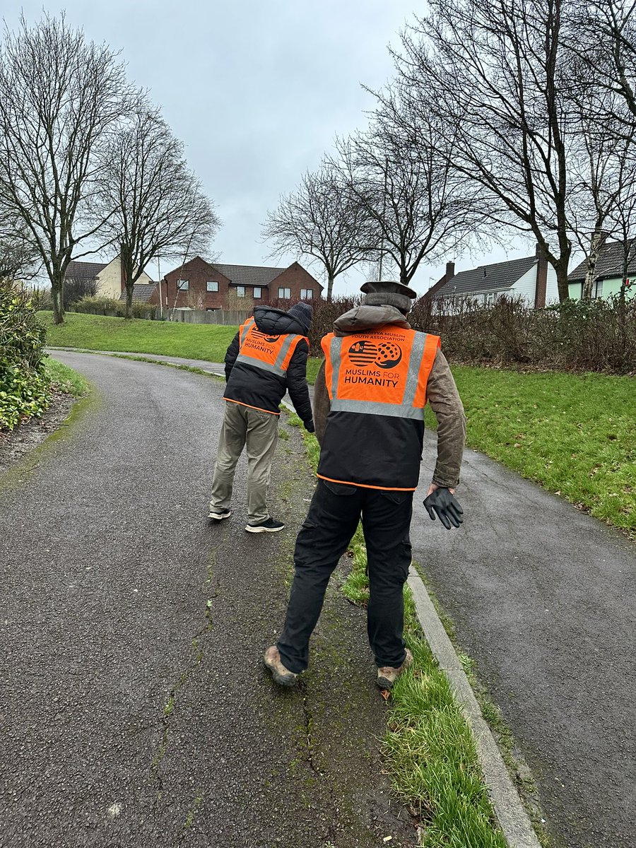 AMYA_Oxford's tweet photo. Ahmadiyya Muslim Youth from across #Oxford &amp; #Swindon continued their tradition of rising early to clean their local streets &amp; reflecting their commitment to community service this #NewYearDay. 

#MuslimsForHumanity
#StrongerTogether #OneBritain #HappyNewYear2025 https://t.co/6NY2HAxfuO