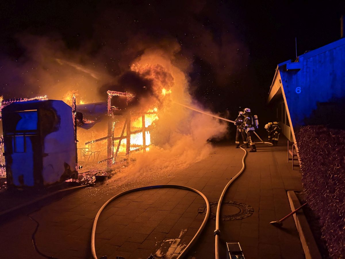 🚨Die Einsätze aus der Silvesternacht:
📟31.12. 22:30 Uhr Schuppenbrand
📟01.01. 01:27 Uhr kleiner Mülleimerbrand
Der Bericht zum Schuppenbrand👇
bit.ly/40huwLl
#FF_Lilienthal #Lilienthal