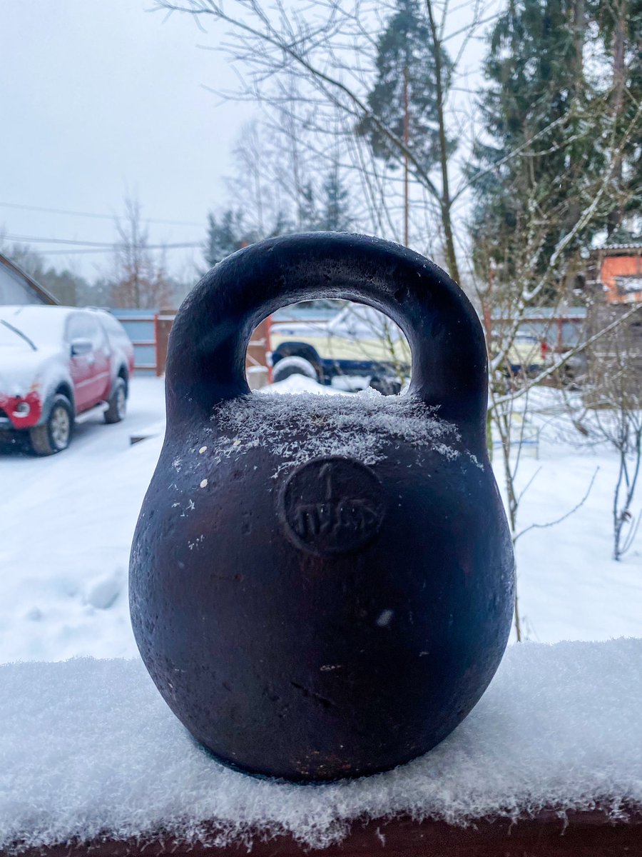 В 4 утра приехали друзья и подарили пудовую гирю. А в 4:15 тёща, выходя из дома, спрятала её. Нашел только к обеду)