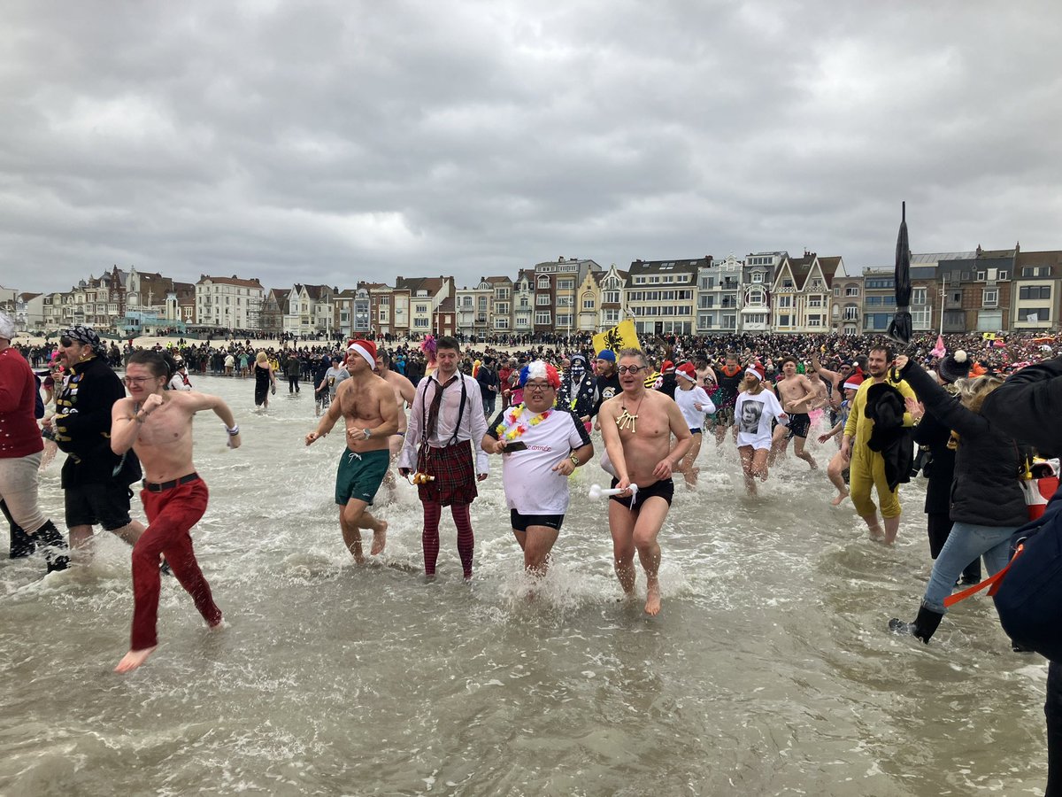 Dans le grand bain de 2025 à #Dunkerque, un nouveau bain des givrés toujours dans la bonne humeur malgré le vent…