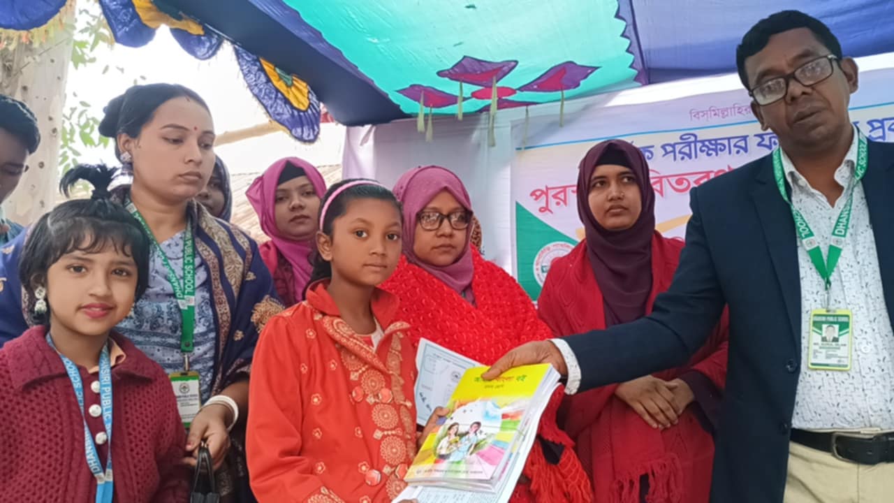 কালিযাকৈরে বছরের প্রথম দিনে নতুন পাঠ্য বই বিতরন