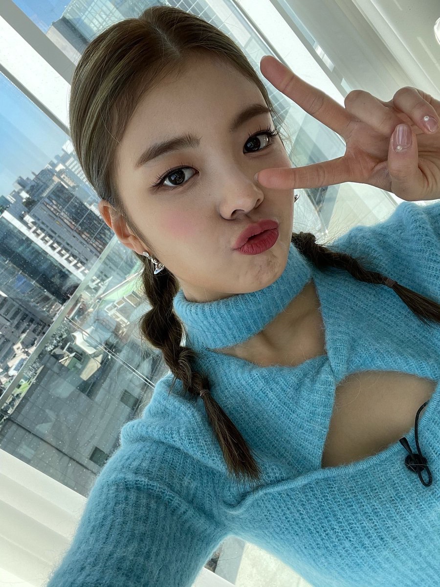 itzybbl's tweet image. [March 2, 2021 7:02PM KST] 🍯💭