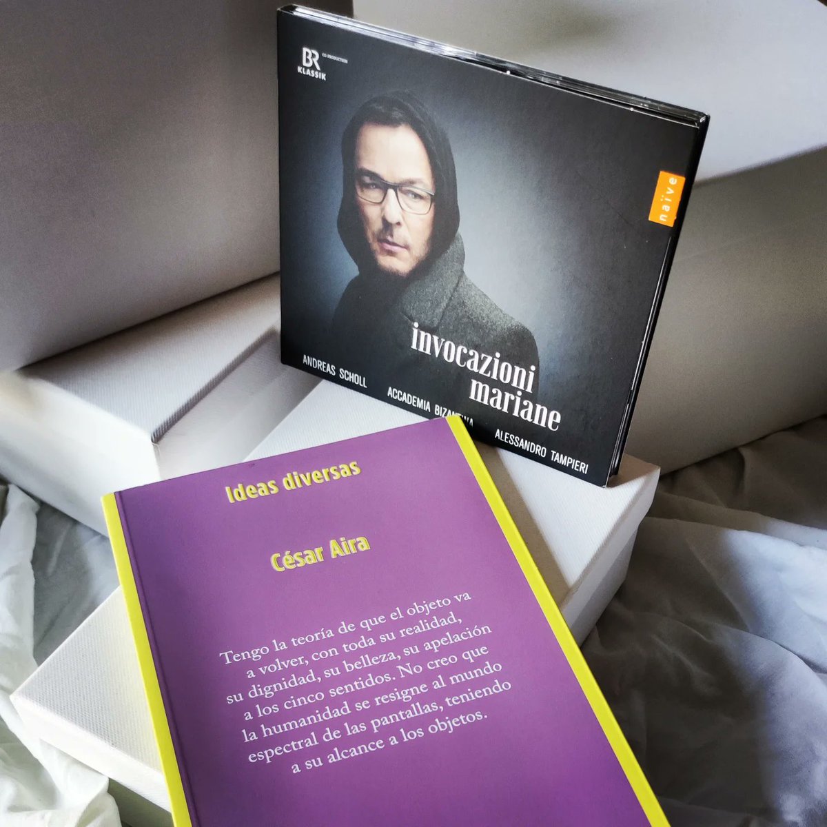 📚📀 Cal començar l'any de la millor manera possible! I la tria imbatible (César Aira + Antonio Vivaldi) enguany és especular i espectacular 🤗

Gairebé 20 anys després del primer Stabat Mater, Andreas Scholl hi torna amb Alessandro Tampieri i l'Accademia Bizantina.