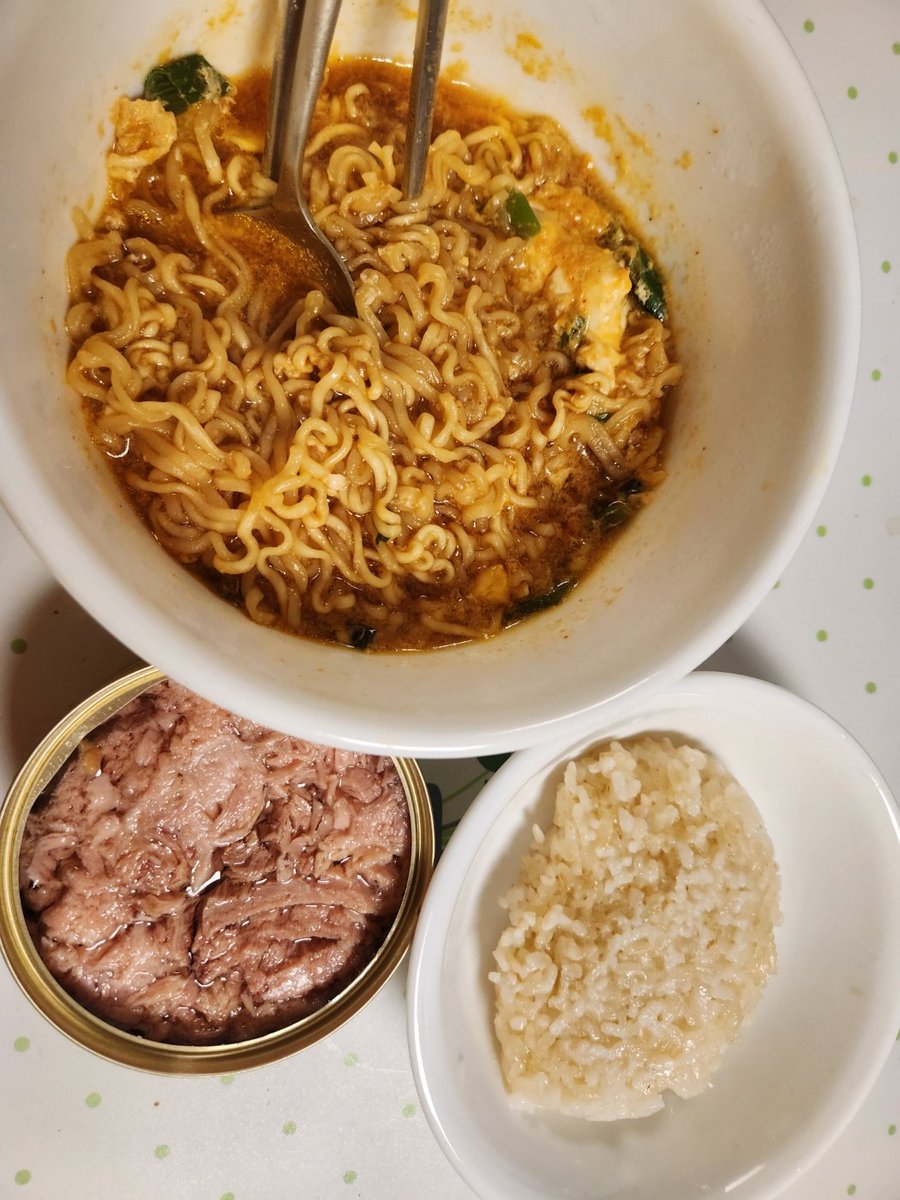 집에서 저녁 혼자 먹으면서 넷플릭스에서 옥씨부인전 본다