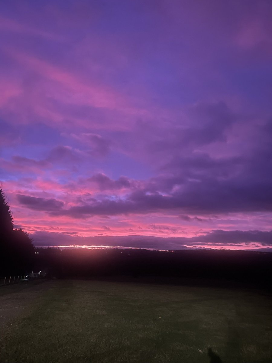 Last run of 2024 and look at this very dreamy sunrise! 🏃‍♀️ Happy New Year everyone 🥳