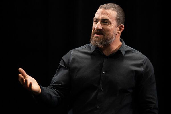 Andrew Huberman once said:

"The brain is like a muscle. If you don't use it, you lose it."

A few years ago, I could barely focus for 2 minutes.

Today, 12-hour workdays feel effortless.

Here are Huberman's 7 principles for superhuman focus that changed my life: