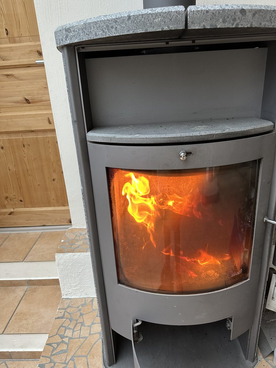 Zum #Neujahr war der komplette obere Westerwald 8 Std. Ohne Strom. Grund war der Eisbruch einer Leitung. 8 std. Ohne Heizung bei Minusgraden. Bin froh, dass wir als Heizalternative unseren Kamin nutzen konnten &amp; er uns nicht aus ideologischen Gründen verboten wurde. #Deutschland