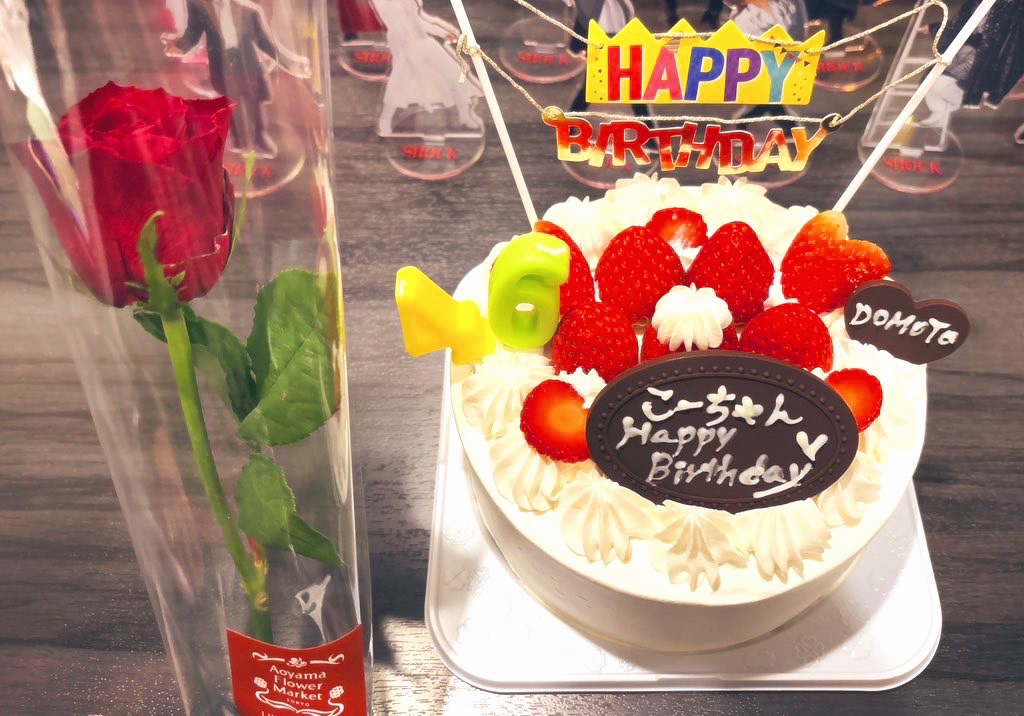 Recontinue's tweet photo. 昼間にお友達たちとおたんびぱーちー♡.｡.:*･ﾟ
動画ははぴぐり流れるのでちうい！
苺はスターナイトって品種でぴったりでしょ🍓
なにもかもありがとうだけどこうやって毎年お祝いできるしあわせもありがとう✨
健康でしあわせで実りある素晴らしい一年になりますように✨ https://t.co/5wdKkwi4gU
