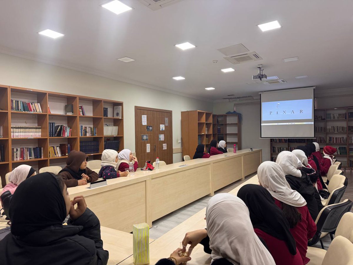 İngilizce Film Etkinliği 
İngilizce kullanımının önemini arttırmak ve öğrencilerin yabancı dilin öneminin farkına varmaları amacıyla İngilizce dersinde çocuklarla birlikte İngilizce gelişimini arttırmak için film izleme etkinliği gerçekleştirildi.