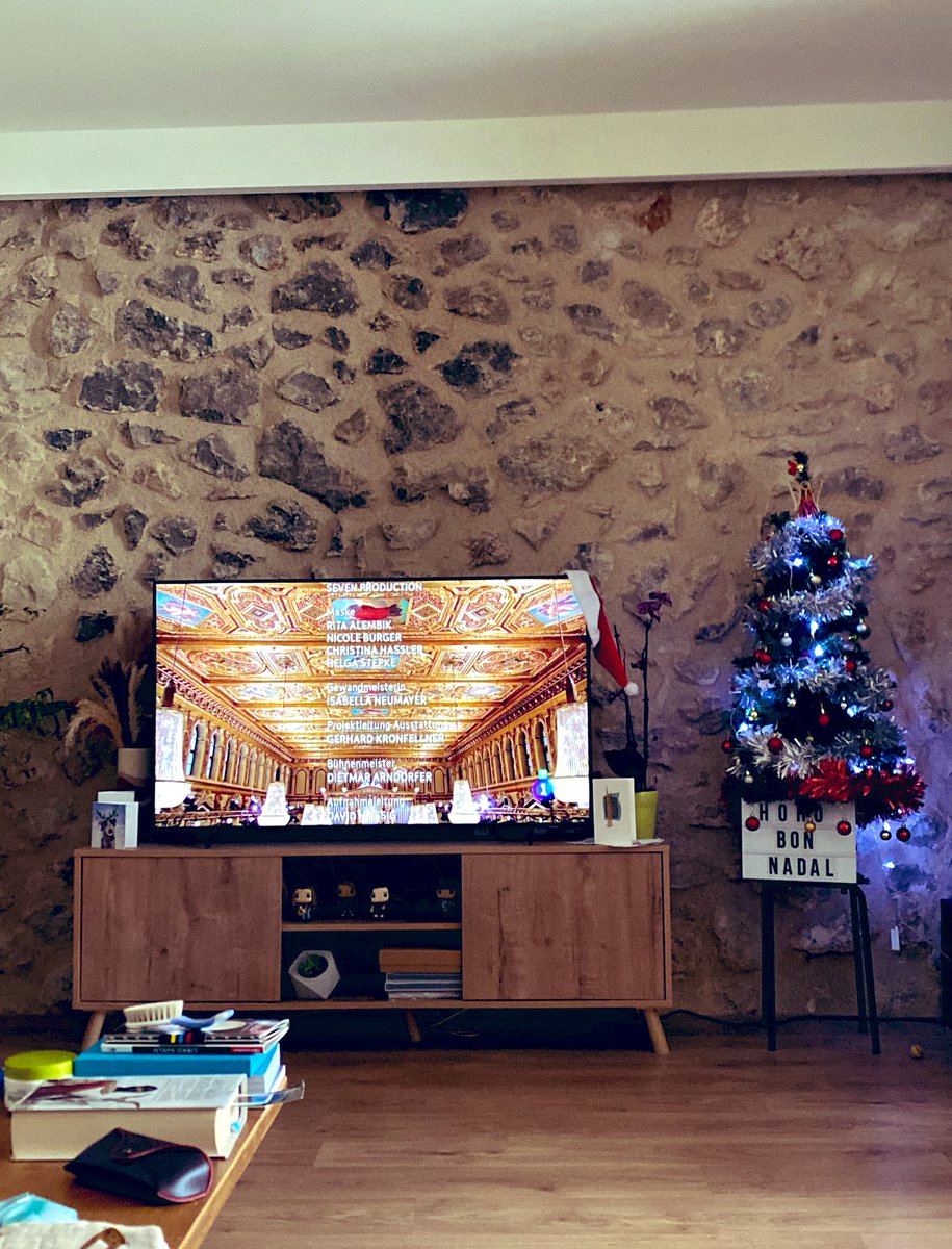 Quina fantasia és la lectura de poesia al final del concert d’Any Nou i el comentarista dient que això pot ferir les sensibilitats dels oients de reggaeton. I que un pic a l’any, no fa mal escoltar música clàssica o sentir poesia. Elegància hater🫶🏼! <a href="/rtve/">RTVE</a> #ConciertoDeAnoNuevo