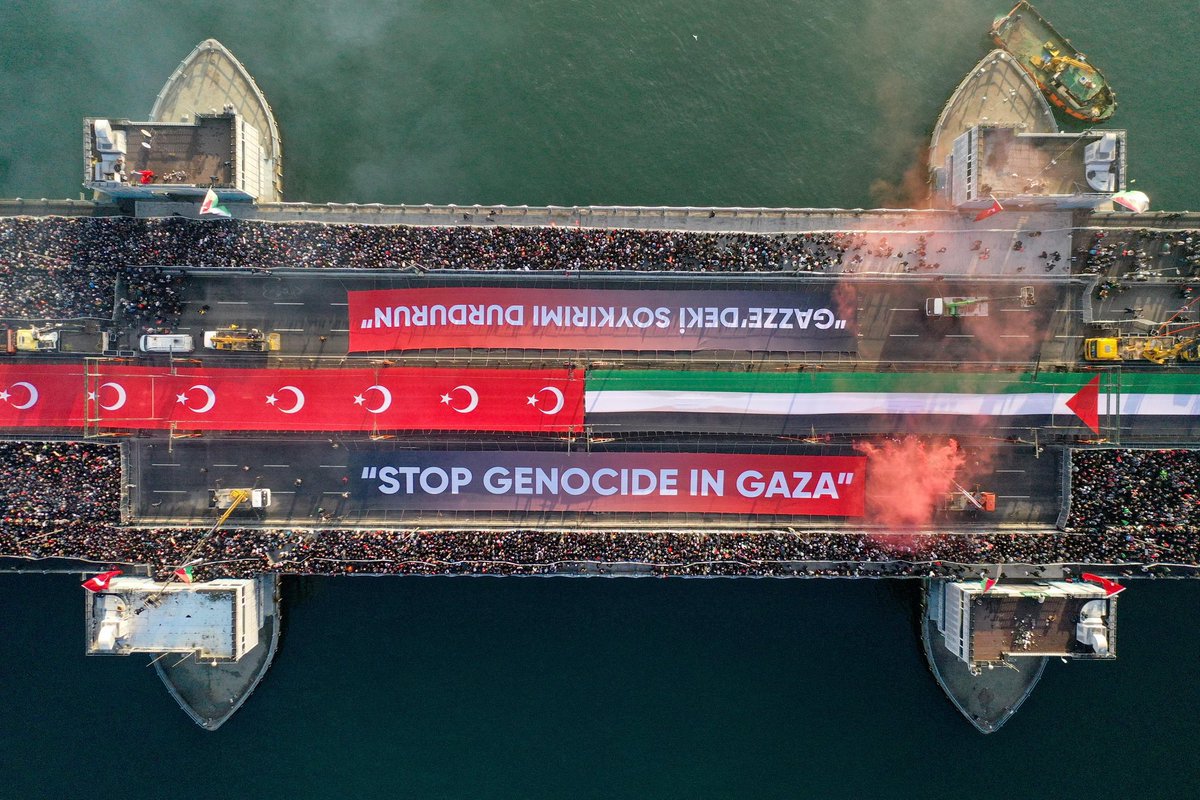 Milletimizin vicdanı, mazlumların duası, dünyanın zulme karşı uyanışı bir kez daha Galata Köprüsünde vücut buldu.

#ForFearFuture