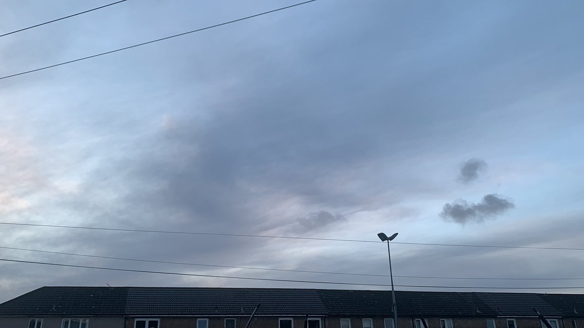 IonisedSkyWatch's tweet image. #Skyrat #Contrail 🤪 The sky here right now is absolutely manky 🤢🤢🤮🤧😷 check out the little hanging GlobalistGrey shitlet clouds of heavy metals ☠️💀💩#SolarRadiationManagement 
#SAI