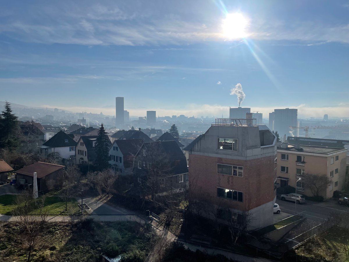 rehsche's tweet photo. Neujahrsgrüsse und beste Wünsche aus dem für einmal sonnigen #Zürich - 2025 mehr Sonnen- und weniger #Atomstrom! Von #Solarmedia https://t.co/GKNluIFjVa https://t.co/Ro6cdPZEZO