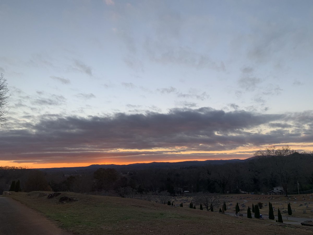 Ross1978's tweet photo. @spann @weswyattweather @simpsonWVTM13 1st sunrise of 2025 over Oxford. #alwx  Ross Miller https://t.co/IrbNPvxVA0