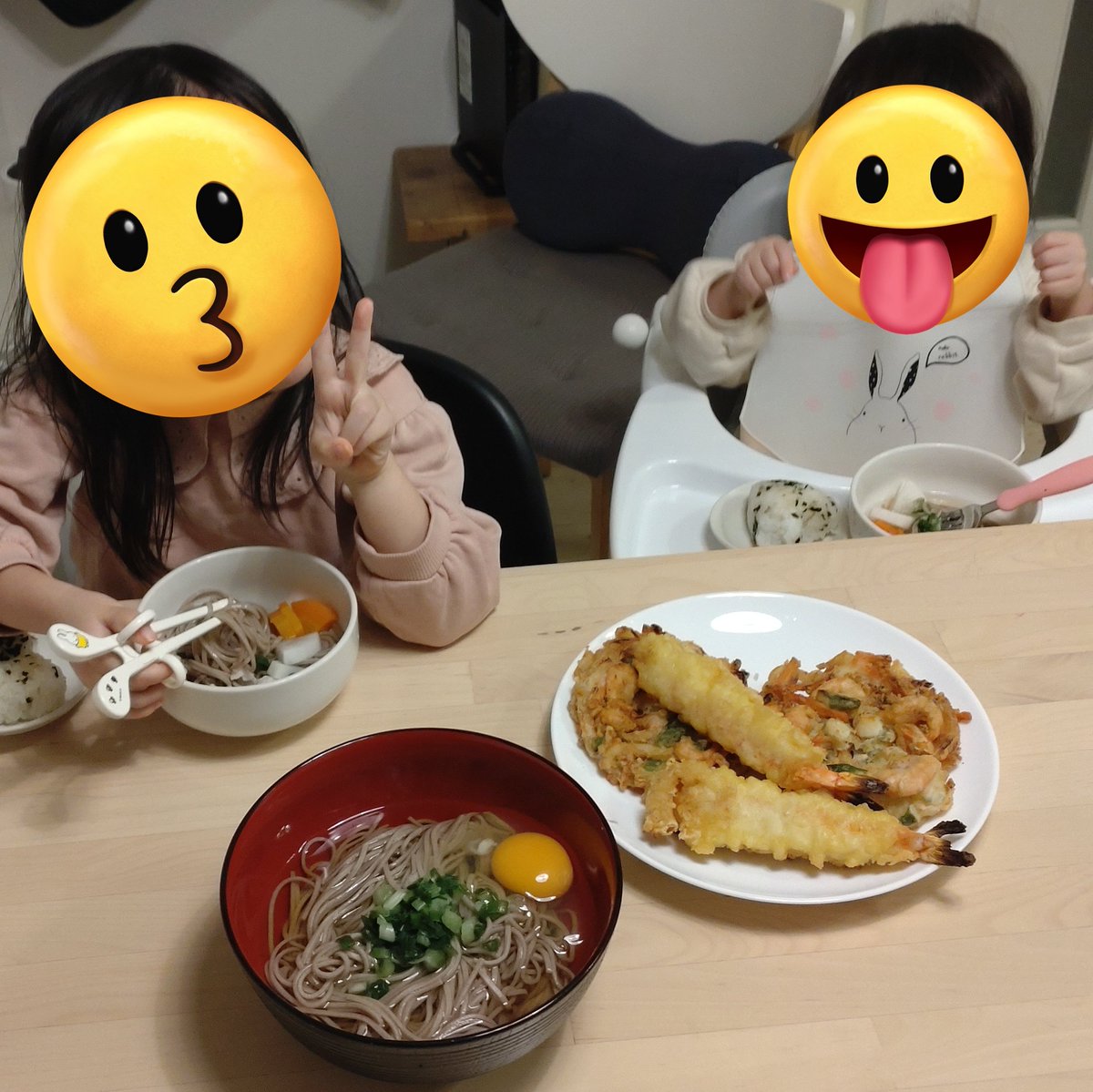 あけましておめでとうございます。
先日より次女が川崎病に罹患し、妻が付き添って入院中です。
幸いにも順調に回復しつつあるとの事。
明日からは付き添い役を交代。
波乱の幕開けの2025年ですが、今年もよろしくお願いします。
（写真は年越し蕎麦を食べる長女と三女）
