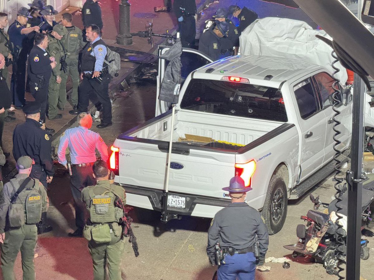 SoyCristianReal's tweet photo. 🚨🇺🇸#bresking Image of the truck used in the attack in New Orleans which left at least 10 victims and numerous injured. The identity of the terrorist is still unknown.

#NewYear #NewOrleans https://t.co/0fUmJePDcw