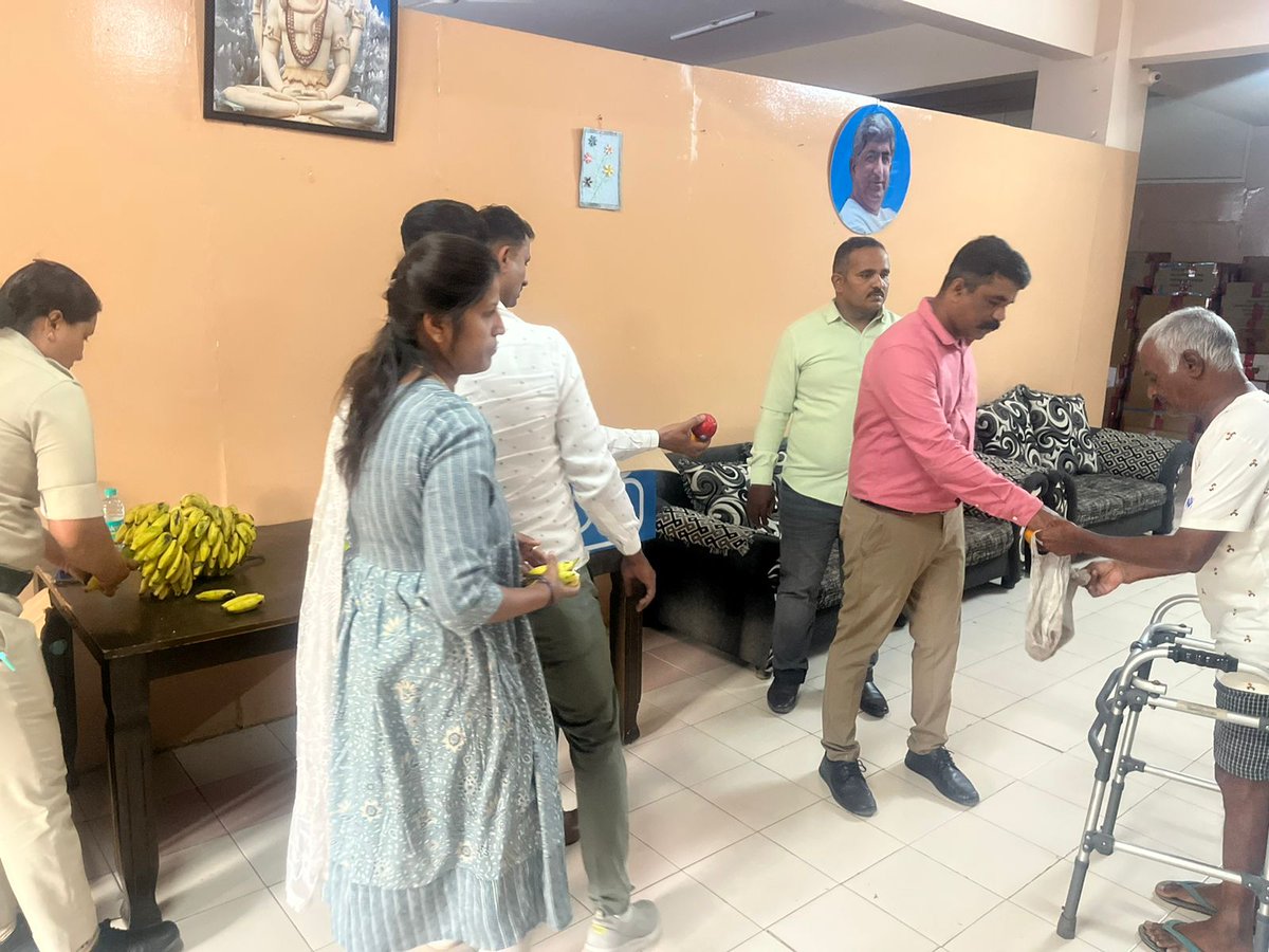 ಈ ದಿನ ಹೊಸ ವರ್ಷದ ಆಚರಣೆ ಹಿನ್ನಲೆಯಲ್ಲಿ ಎಲೆಕ್ಟ್ರಾನಿಕ್ ಸಿಟಿ ಪೊಲೀಸ್ ಸ್ಟೇಷನ್ ವತಿಯಿಂದ ಬನ್ನೇರುಘಟ್ಟ ವ್ಯಾಪ್ತಿಯ ಪೊಸ/ವೃದಶ್ರಮಕ್ಕೆ ಭೆಟ್ಟಿ ನೀಡಿ ಅಲ್ಲಿನ ಹಿರಿಯ ನಾಗರೀಕರ್ ಯೋಗಕ್ಷೇಮ ವಿಚಾರಿಸಿ, ಮನಸ್ಥೈರ್ಯ ತುಂಬಿ ಎಲ್ಲರಿಗೂ ಹೊಸ ವರ್ಷದ ಶುಭಾಶಯ ಕೋರಿ ಸಿಹಿ ಹಂಚಿ ಕೆಲ ಸಮಯ ಅವರೊಂದಿಗೆ ಕಾಲ ಕಳೆಯಲಾಯಿತು.