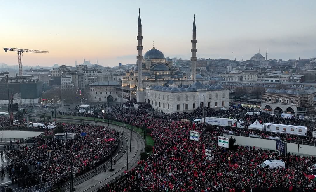 ahmeterturk2004's tweet photo. Biz İnanırız ki "Kuşlar Fil Ordularını Yener"
#BirSabahGelecekKardanAydınlık
#StopGenocideInGaza
#DünAyasofyaBugünEmeviYarınAksa
#GalataKöprüsü #GazzedeSoykırımDevamediyor #DownwithIsreal
#FreePalestine https://t.co/pWrXiu6Shy