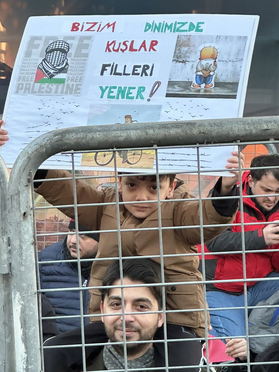 ahmeterturk2004's tweet photo. Biz İnanırız ki "Kuşlar Fil Ordularını Yener"
#BirSabahGelecekKardanAydınlık
#StopGenocideInGaza
#DünAyasofyaBugünEmeviYarınAksa
#GalataKöprüsü #GazzedeSoykırımDevamediyor #DownwithIsreal
#FreePalestine https://t.co/pWrXiu6Shy