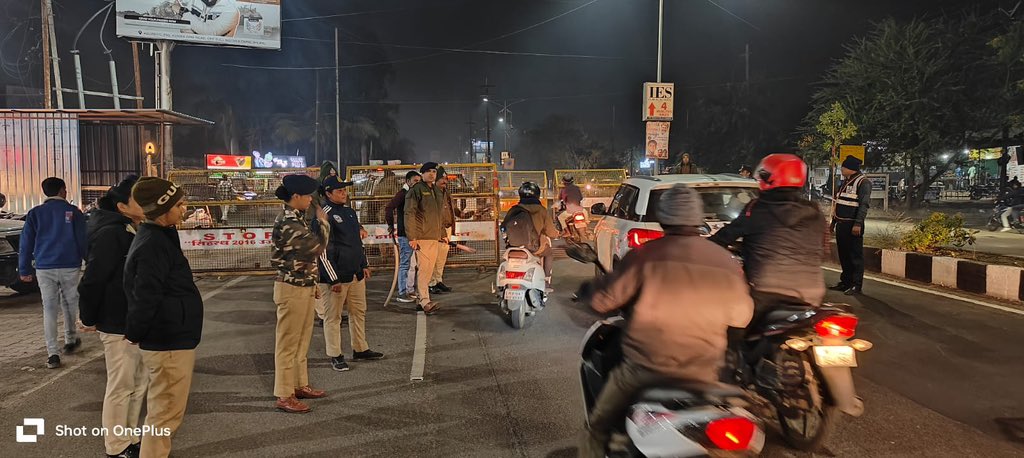 Madhya Pradesh Police (@mppolicedeptt) on Twitter photo рдордзреНрдпрдкреНрд░рджреЗрд╢ рдкреБрд▓рд┐рд╕ рдХреА 24x7 рд╕рддрд░реНрдХрддрд╛, рд╣рдЬрд╛рд░реЛрдВ рдкреБрд▓рд┐рд╕рдХрд░реНрдорд┐рдпреЛрдВ рдХреА рддреИрдирд╛рддреА, рд╡рд░рд┐рд╖реНрда рдЕрдзрд┐рдХрд╛рд░рд┐рдпреЛрдВ рдХреА рдирд┐рдЧрд░рд╛рдиреА рдФрд░ рдирд╛рдЧрд░рд┐рдХреЛрдВ рдХреЗ рд╕рд╣рдпреЛрдЧ рд╕реЗ рдирд╡рд╡рд░реНрд╖ рдХрд╛ рдЬрд╢реНрди рдмрд┐рдирд╛ рдХрд┐рд╕реА рдЕрдкреНрд░рд┐рдп рдШрдЯрдирд╛ рдХреЗ рд╕рдВрдкрдиреНрди рд╣реБрдЖред
#HappyNewYear2025 #MPPolice
#SafeNewYear2025 рдордзреНрдпрдкреНрд░рджреЗрд╢ рдкреБрд▓рд┐рд╕ рдХреА 24x7 рд╕рддрд░реНрдХрддрд╛, рд╣рдЬрд╛рд░реЛрдВ рдкреБрд▓рд┐рд╕рдХрд░реНрдорд┐рдпреЛрдВ рдХреА рддреИрдирд╛рддреА, рд╡рд░рд┐рд╖реНрда рдЕрдзрд┐рдХрд╛рд░рд┐рдпреЛрдВ рдХреА рдирд┐рдЧрд░рд╛рдиреА рдФрд░ рдирд╛рдЧрд░рд┐рдХреЛрдВ рдХреЗ рд╕рд╣рдпреЛрдЧ рд╕реЗ рдирд╡рд╡рд░реНрд╖ рдХрд╛ рдЬрд╢реНрди рдмрд┐рдирд╛ рдХрд┐рд╕реА рдЕрдкреНрд░рд┐рдп рдШрдЯрдирд╛ рдХреЗ рд╕рдВрдкрдиреНрди рд╣реБрдЖред
#HappyNewYear2025 #MPPolice
#SafeNewYear2025