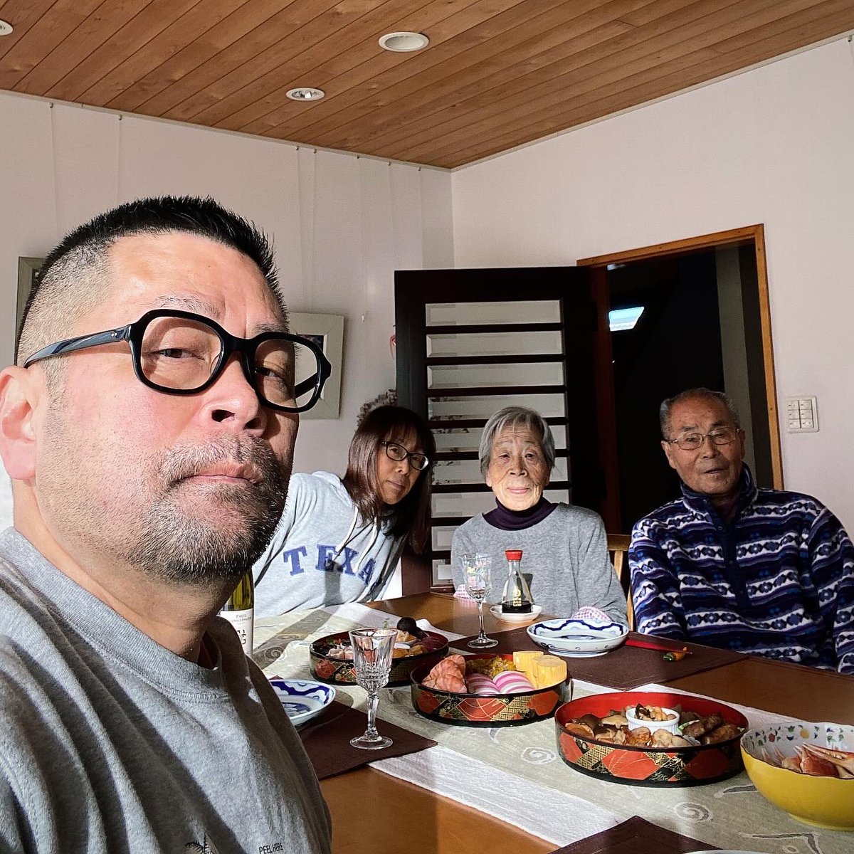 今年の夏にパニック障害になり、本当に死んで消えてしまいたいと思っていました。そんな自分を支えてくれたのが相方なので、迷いましたが家族には相方のこと話すつもりで帰郷しました。話す前はドキドキでしたが、両親共に「1人じゃなくてお相手がちゃんといて良かった。」と喜んでもらえました。