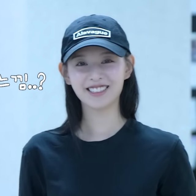 안경쓰면 바부같고 벗으면 더 바부같음..