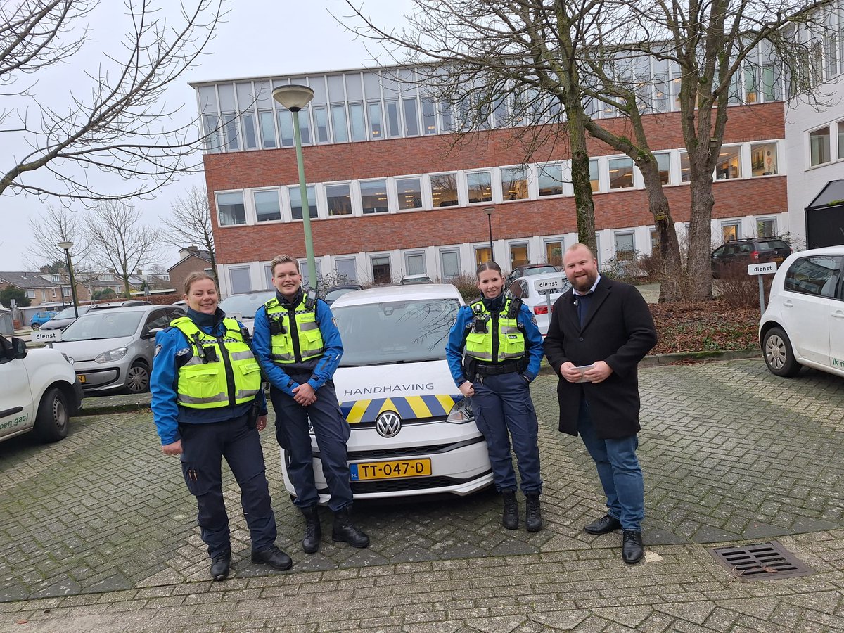 Veel waardering voor alle hulpdiensten rond de jaarwisseling in @GemHoogeveen. In het bijzonder voor de handhavers met wie ik mee mocht.