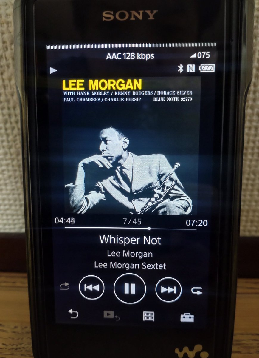 musicheart1977's tweet image. 明けましておめでとうございます🎍

実家に帰省しています。実家にはレコードが無いのでウォークマンで音楽を聴いて過ごしています🎵

早くスピーカーで聴きたい😅

今年も宜しくお願いします🙇

#JAZZ #ジャズ #LEEMORGAN
#リー・モーガン #WhisperNot