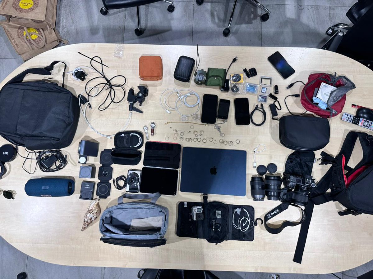 2024 ޑިސެންބަރު 31 ވަނަ ދުވަހުގެ ވަގުތެއްގައި ގަލޮޅުގައި ހުންނަ ގެއަކުން ވަގަށް ނަގާފައިވާ ދެ މިލިއަނެއްހާ ރުފިޔާގެ އަގުހުރި ތަކެތި ހޯދައި، އޭގެ ވެރިފަރާތާއި ވަނީ ހަވާލުކޮށްފައި.
1/2