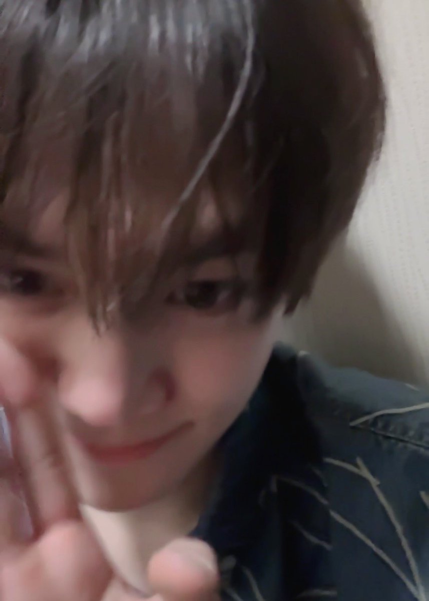 sexyhotdoggyu's tweet image. 빠빠이이 규빈이 보고싶은뎅..